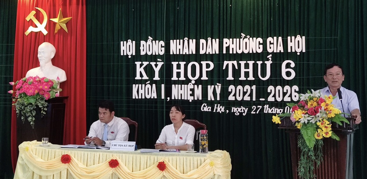 Đồng chí Cao Thu - Bí thư Đảng ủy phường phát biểu chỉ đạo tại kỳ họp